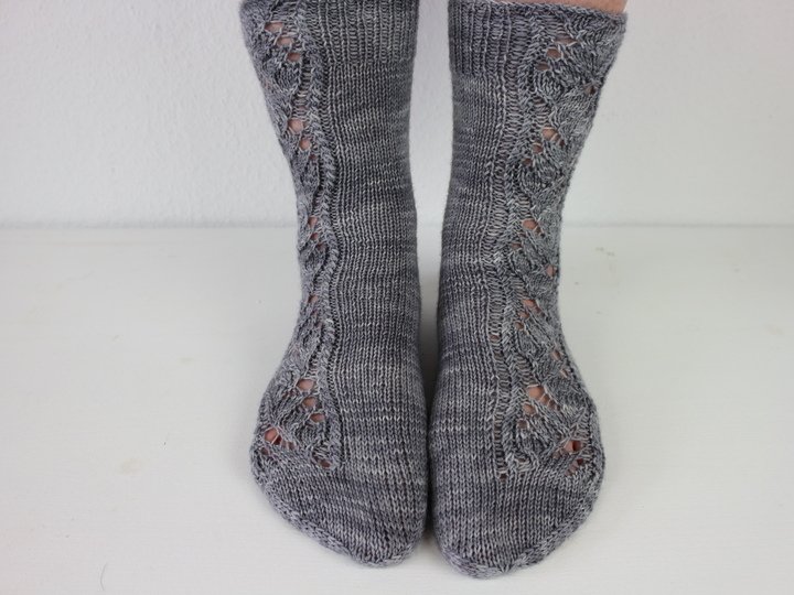 Strickanleitung Socken für Damen mit Lacemuster und kleinen Zöpfen