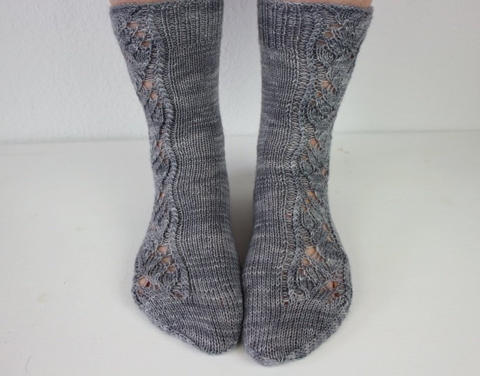 Strickanleitung Socken für Damen mit Lacemuster und kleinen Zöpfen