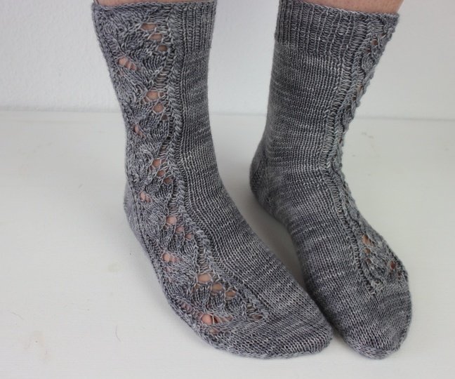 Strickanleitung Socken für Damen mit Lacemuster und kleinen Zöpfen