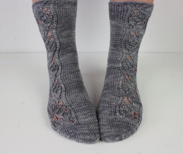 Strickanleitung Socken für Damen mit Lacemuster und kleinen Zöpfen