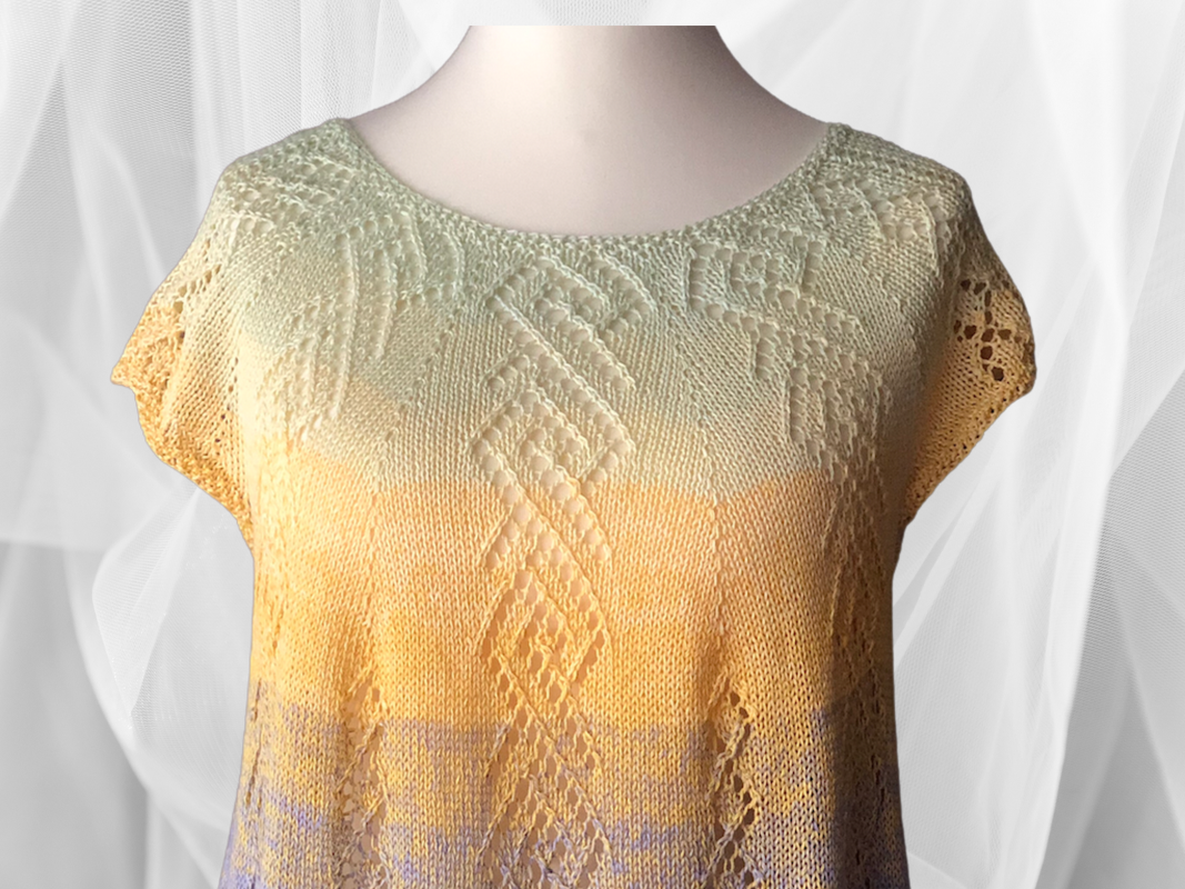 Gestrickte Damen-Tunika in grün-gelb-lila Farbverlauf mit Zopf- und Ajourmuster auf Büste