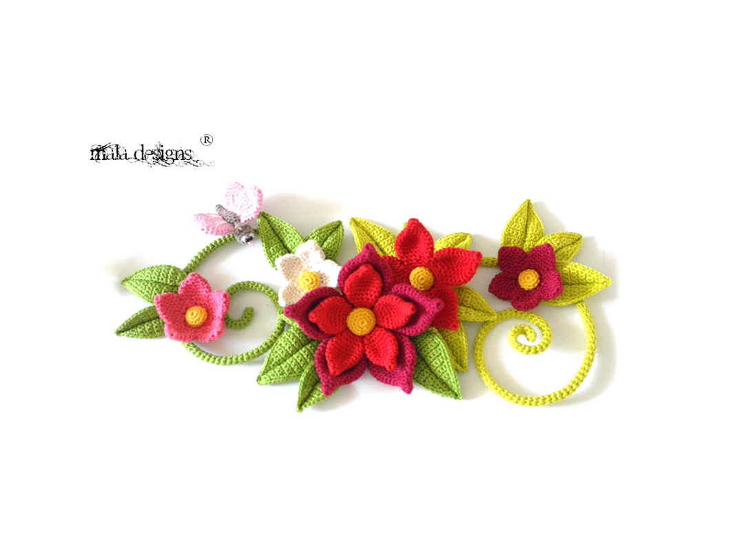 Gehäkelte Blumenapplikation aus buntem Garn mit Blättern, Ranken und kleinem Schmetterling