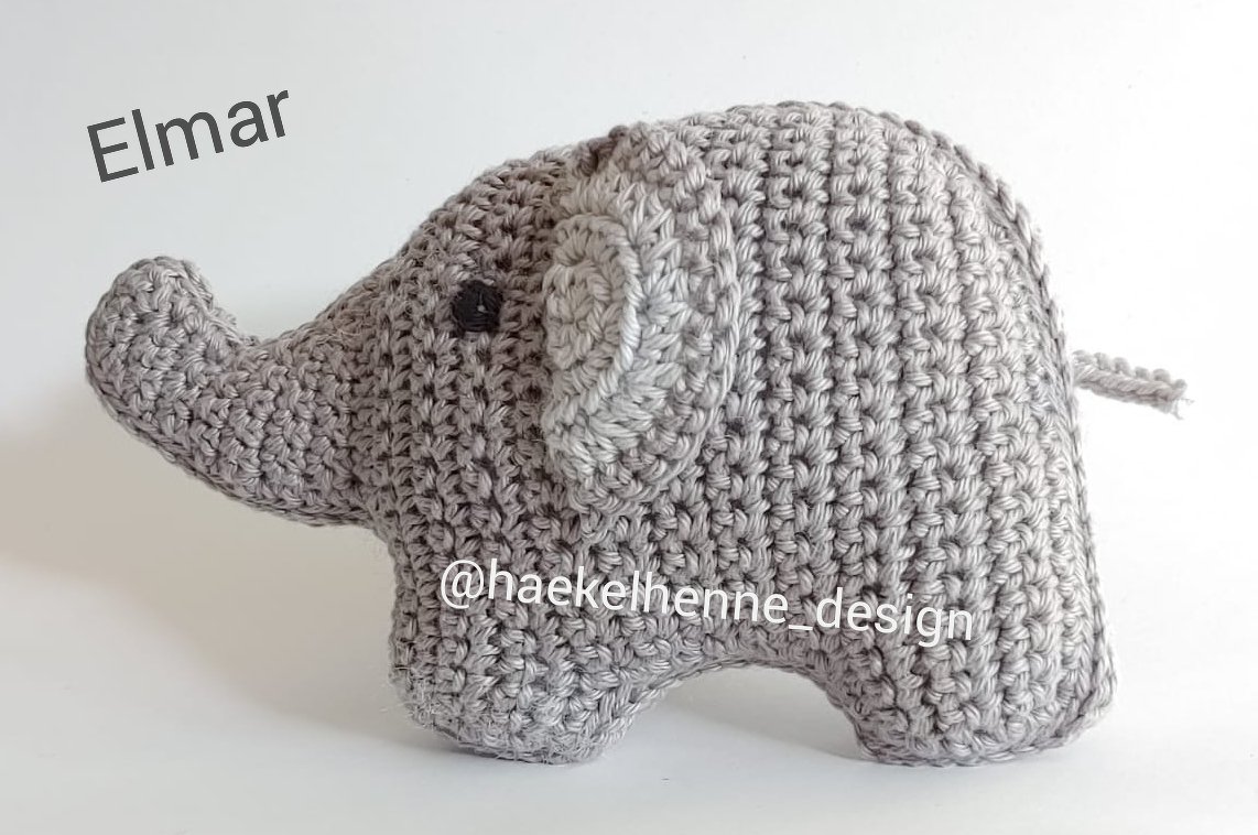 Gehäkelter grauer Amigurumi-Elefant seitlich mit sichtbarer Maschenstruktur