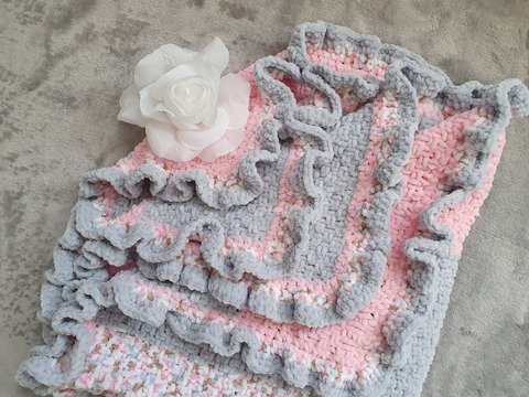 Strickanleitung Babydecke mit gehäkelter Rüsche!