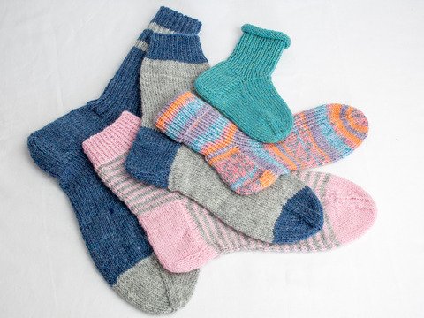 Strickanleitung Sockenfamilie TripTrap mit Angaben von Fußgröße 20 bis 47