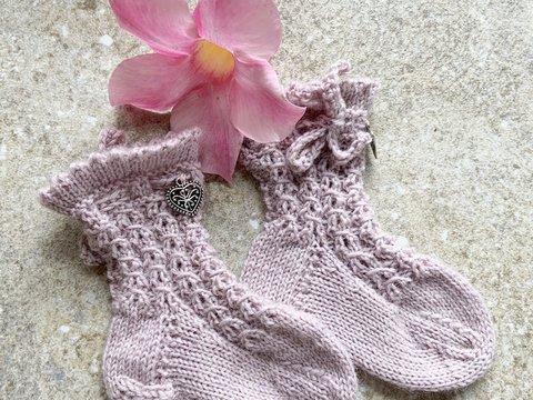 Anleitung Babysöckchen für die Allerkleinsten altrosa