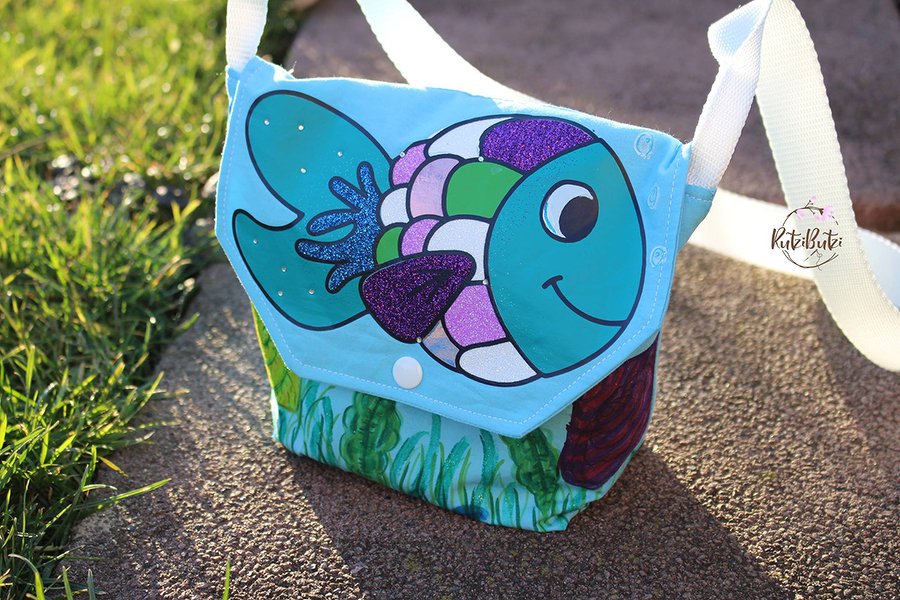 Kindertasche mit mehrlagigem bunten Fischplott auf der Klappe