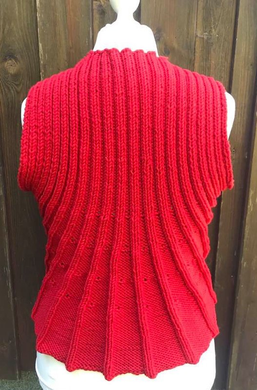 Rote gestrickte ärmellose Weste mit vertikalen Rippen, Rückansicht auf Schneiderbüste
