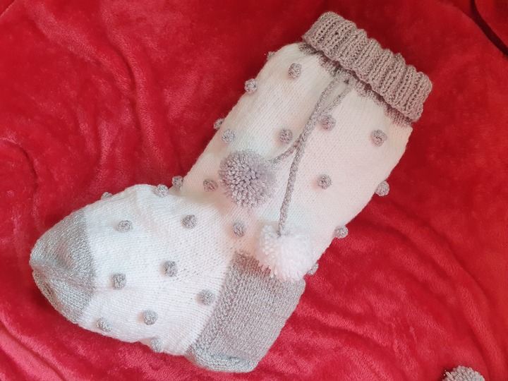 Strickanleitung Weihnachtssocke mit Schneeflocken 50 cm lang.