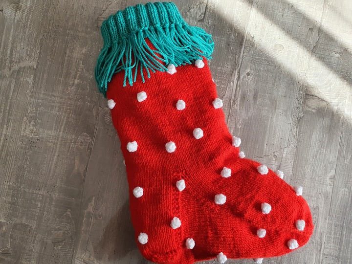 Strickanleitung Weihnachtssocke mit Schneeflocken 50 cm lang.