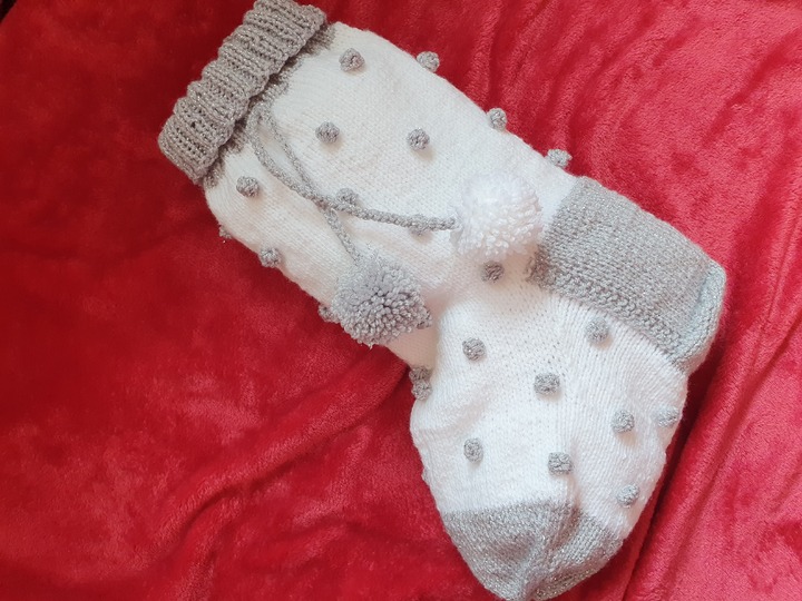 Strickanleitung Weihnachtssocke mit Schneeflocken 50 cm lang.