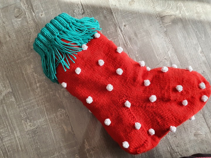 Strickanleitung Weihnachtssocke mit Schneeflocken 50 cm lang.