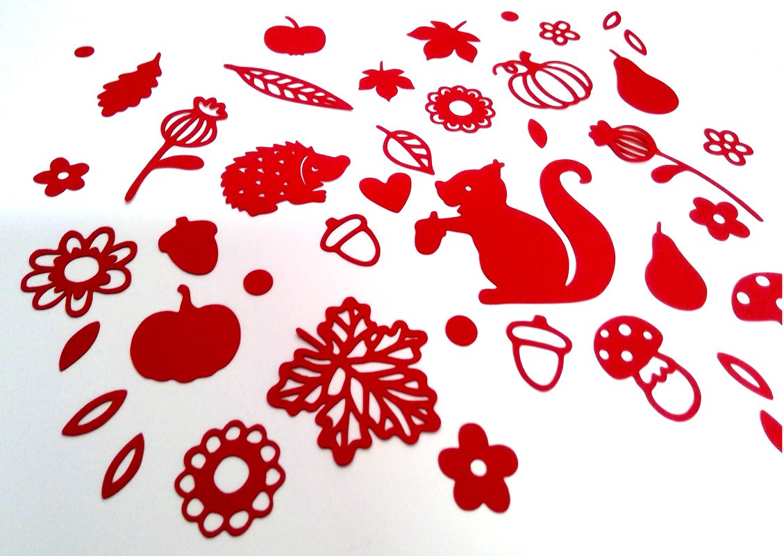 Rote Plottdateien mit Herbstmotiven wie Eichhörnchen, Igel, Kürbis und Laub auf weißem Hintergrund.