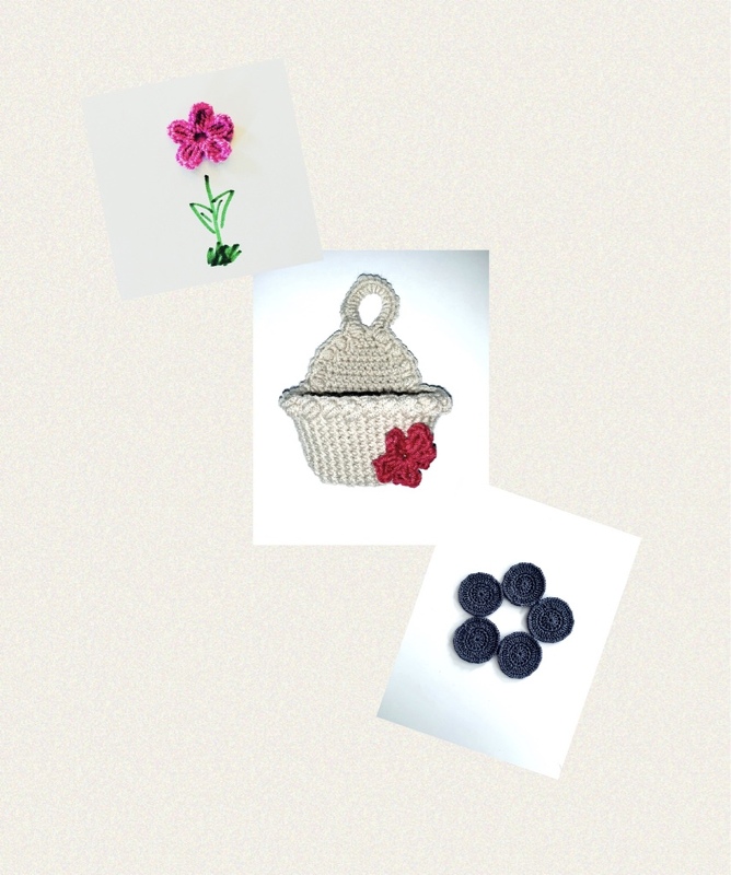 Gehäkelter Mini-Korb in Beige mit pinker Blüte, dazu eine einzelne pinke Häkelblüte und fünf dunkelgraue runde Häkelmotive.