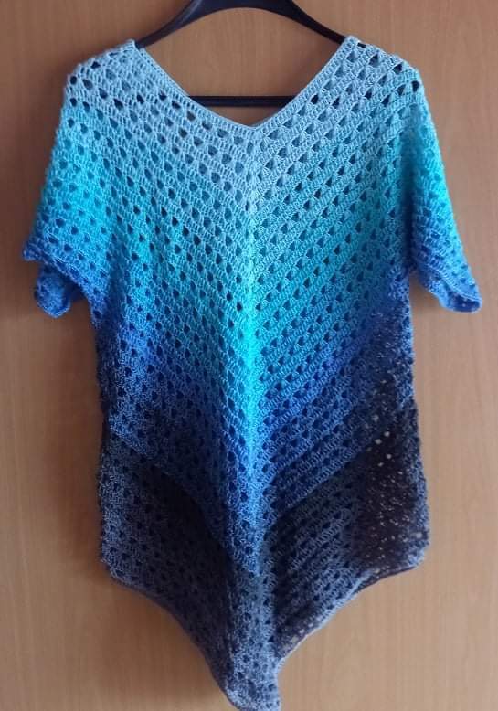 Gehäkelte Damen-Tunika blau-grau mit V-Ausschnitt und spitzem Saum