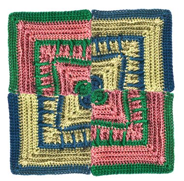 Vier verbundene gehäkelte Quadrate in Rosa, Grün, Gelb und Blau mit Reliefmaschen