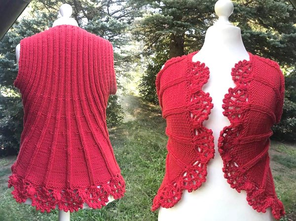 Rote ärmellose Weste mit Rippenmuster und gehäkelter Borte auf Schneiderpuppe