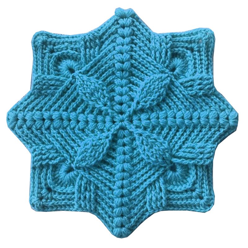 Nahaufnahme einer achtzackigen türkisen Häkelapplikation mit Relief- und Noppenmuster