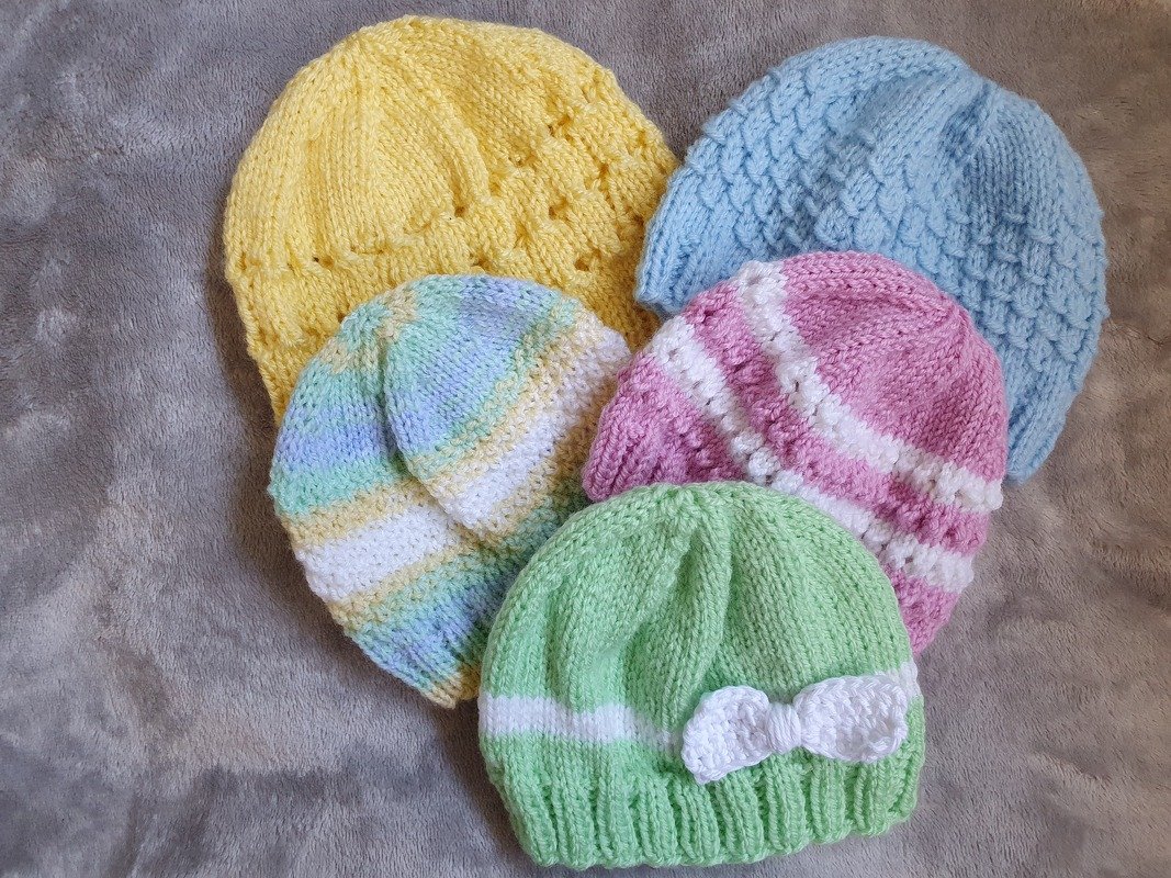 Strickanleitung für 5 Babymützen verschiedene Größen und Mustern!