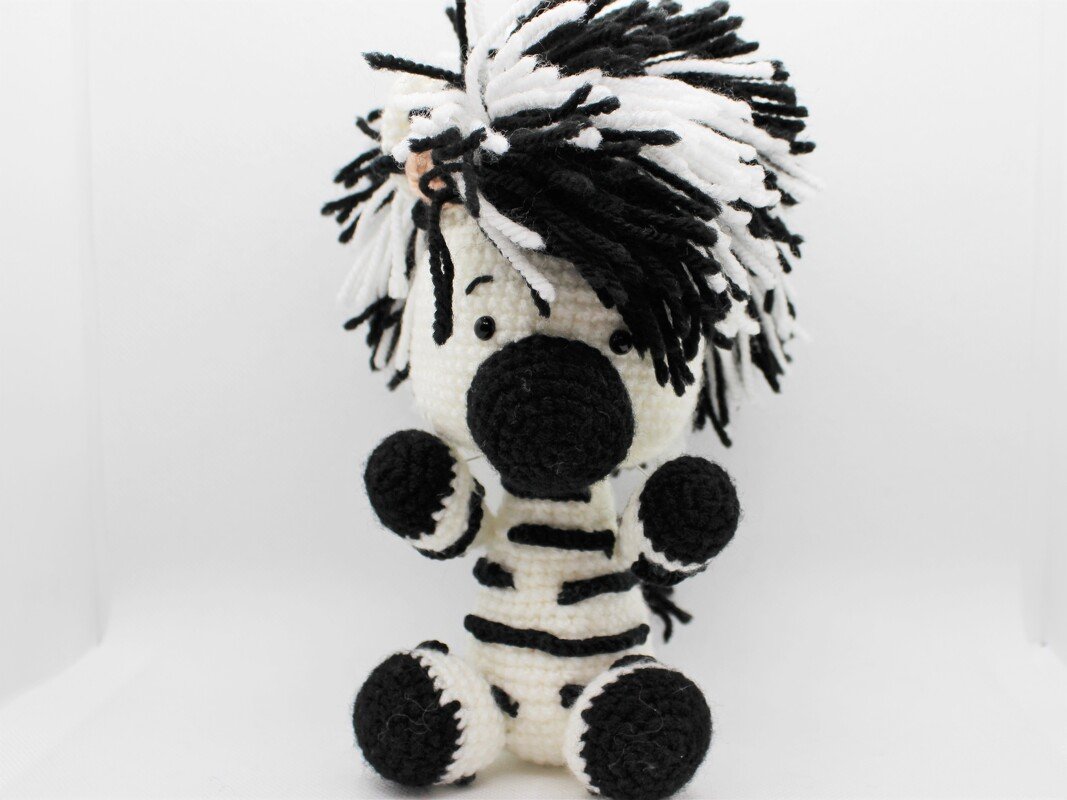 Gehäkeltes Zebra-Amigurumi in Schwarz-Weiß