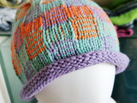 Strickanleitung * Kunterbunte Karomütze mit Rollrand