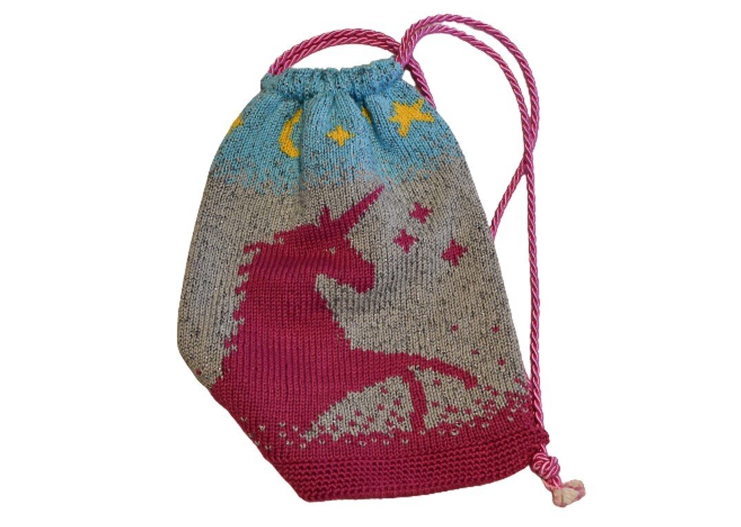 Gestrickter Beutel mit stilisiertem Einhorn, Mond, Sternen und pinker Kordel