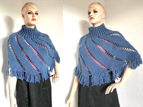 Gehäkelter blauer Damenponcho mit Rollkragen, diagonalen Lochstreifen und Fransen auf Schaufensterpuppe.