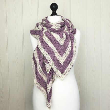 Line Dance - A shawl with garter stitch and lace pattern