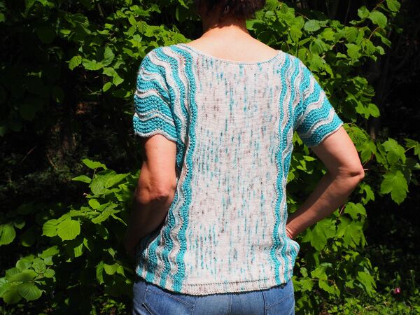Pattern Beach - A sweater with short sleeves knitted sideways