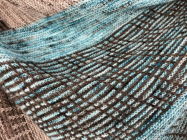 Pattern Mosaico -  A triangle shawl with mosaic and garter stitch stripes.