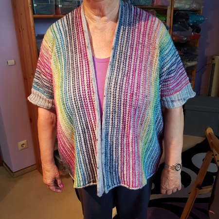 Pattern Punti - A shrug with stripes, knitted in one piece sideways.