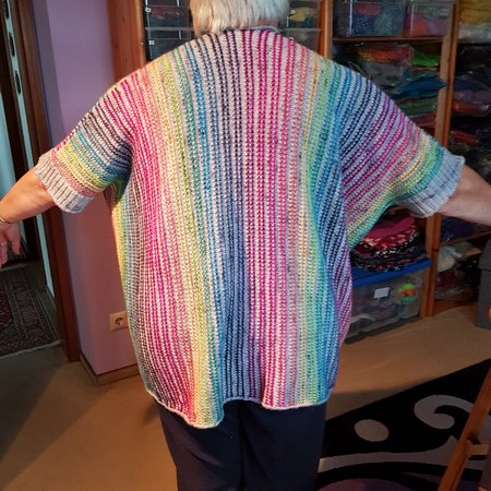 Pattern Punti - A shrug with stripes, knitted in one piece sideways.