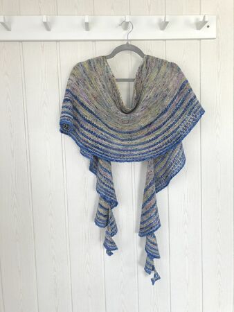 Pattern Sommerbrise - A semi-circular shawl with an eyelet
