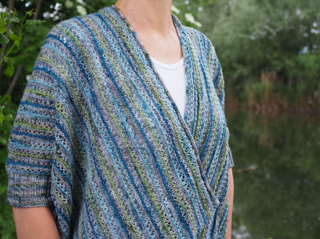 Anleitung Summertime - Ein Seelenwärmer im Ajourmuster  in einem Stück quergestrickt.