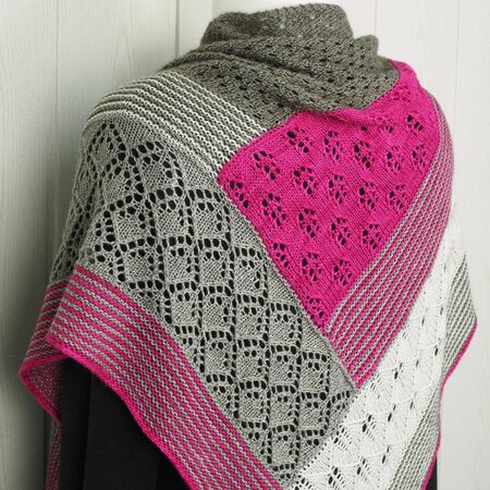 Pattern Rubic -  A triangle shawl with different lace and garter stitch