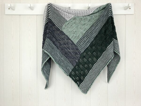 Pattern Rubic -  A triangle shawl with different lace and garter stitch