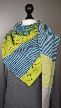 Pattern Westwind - A triangular shawl with garter stitch, lace and mosaic
