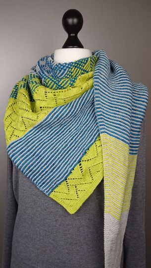 Pattern Westwind - A triangular shawl with garter stitch, lace and mosaic