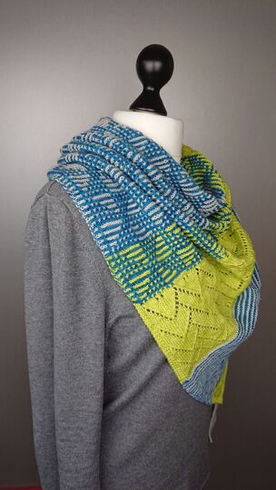 Pattern Westwind - A triangular shawl with garter stitch, lace and mosaic