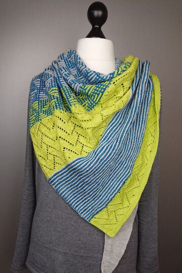 Pattern Westwind - A triangular shawl with garter stitch, lace and mosaic