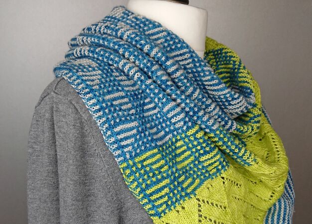 Pattern Westwind - A triangular shawl with garter stitch, lace and mosaic