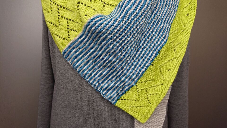 Pattern Westwind - A triangular shawl with garter stitch, lace and mosaic