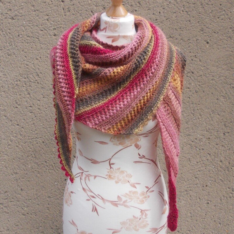 Gestricktes Dreieckstuch in Rosa, Senf und Grau auf Schneiderpuppe drapiert