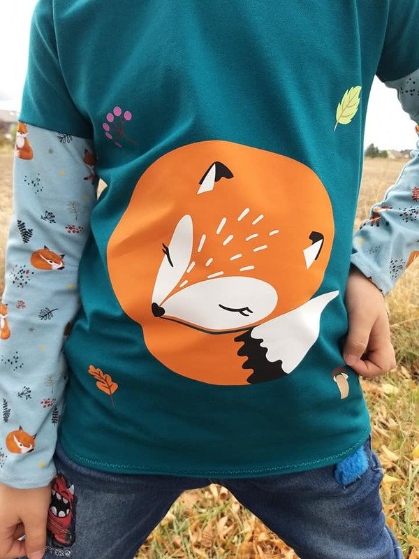 Plottdatei: schlafender orangefarbener Fuchs auf petrolfarbenem Kinder-Shirt mit Blättern, Eichel und Ärmeldesign mit kleinen Füchsen.