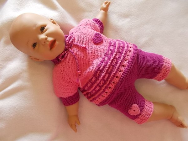 Süßer Anzug für Puppen und Neugeborene - Strickanleitung