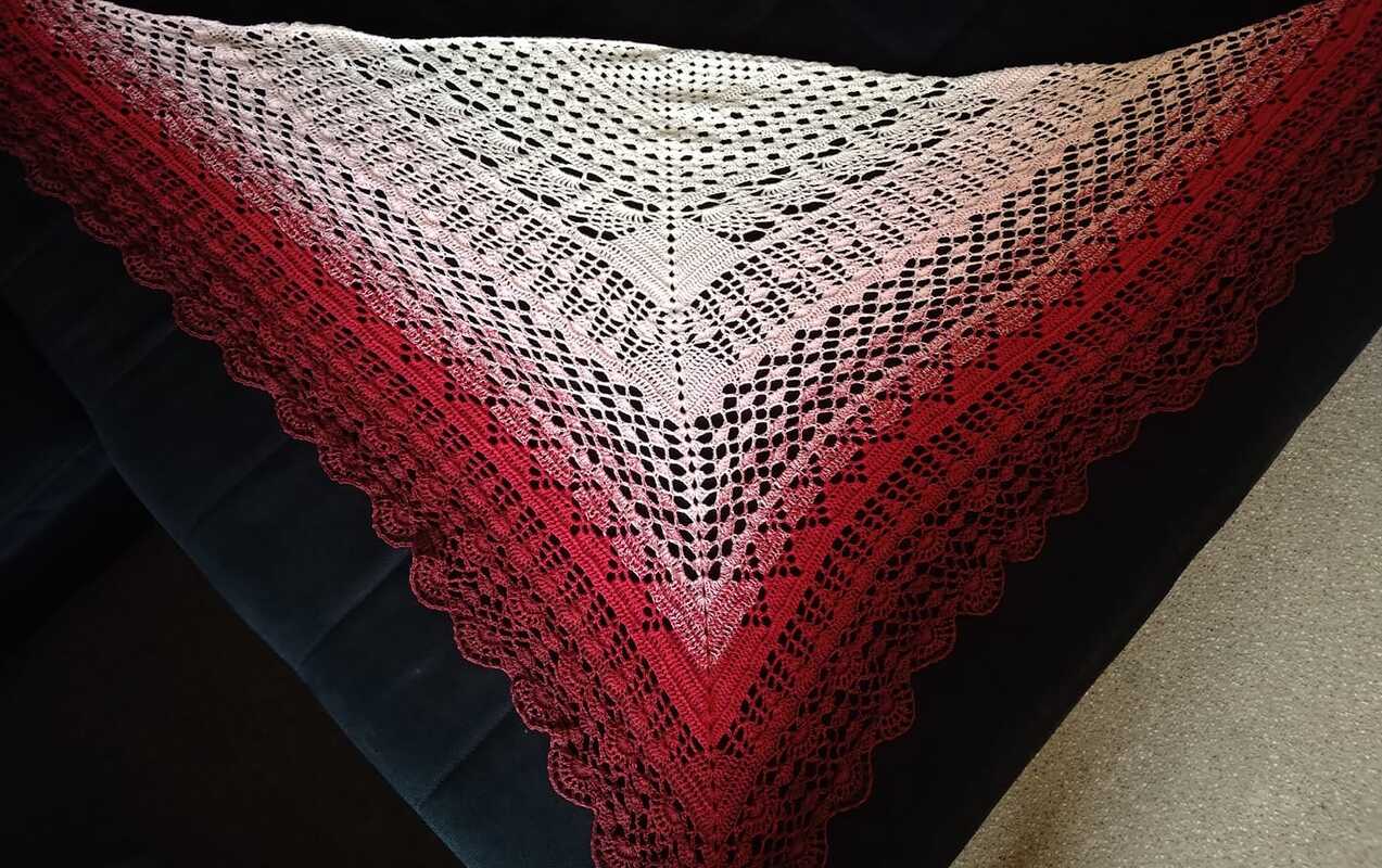 Gehäkeltes Dreieckstuch mit Farbverlauf von Hellrosa bis Dunkelrot und Spitzenrand