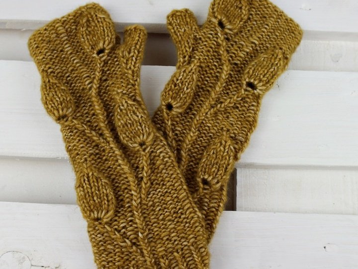 Strickanleitung Handstulpen mit Zopfmuster – Pulswärmer „Golden Leaves“