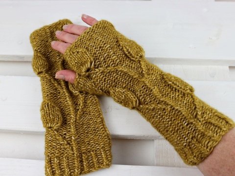 Strickanleitung Handstulpen mit Zopfmuster – Pulswärmer „Golden Leaves“