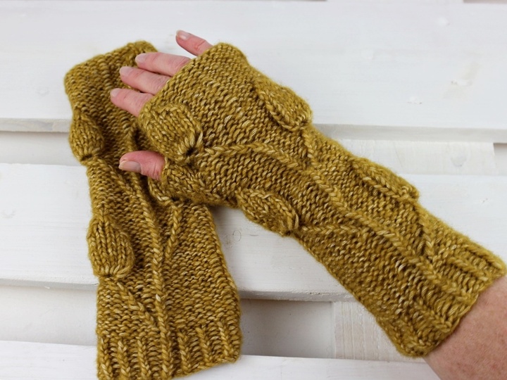Strickanleitung Handstulpen mit Zopfmuster – Pulswärmer „Golden Leaves“