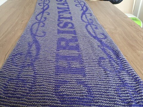 Tischläufer mit "Christmas" Schrift, Schattenstricken, Illusionsstricken